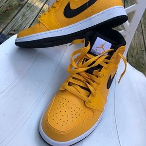$200 NNB LEATHER YELLOW TEAN AIR JORDAN SNEAKERS